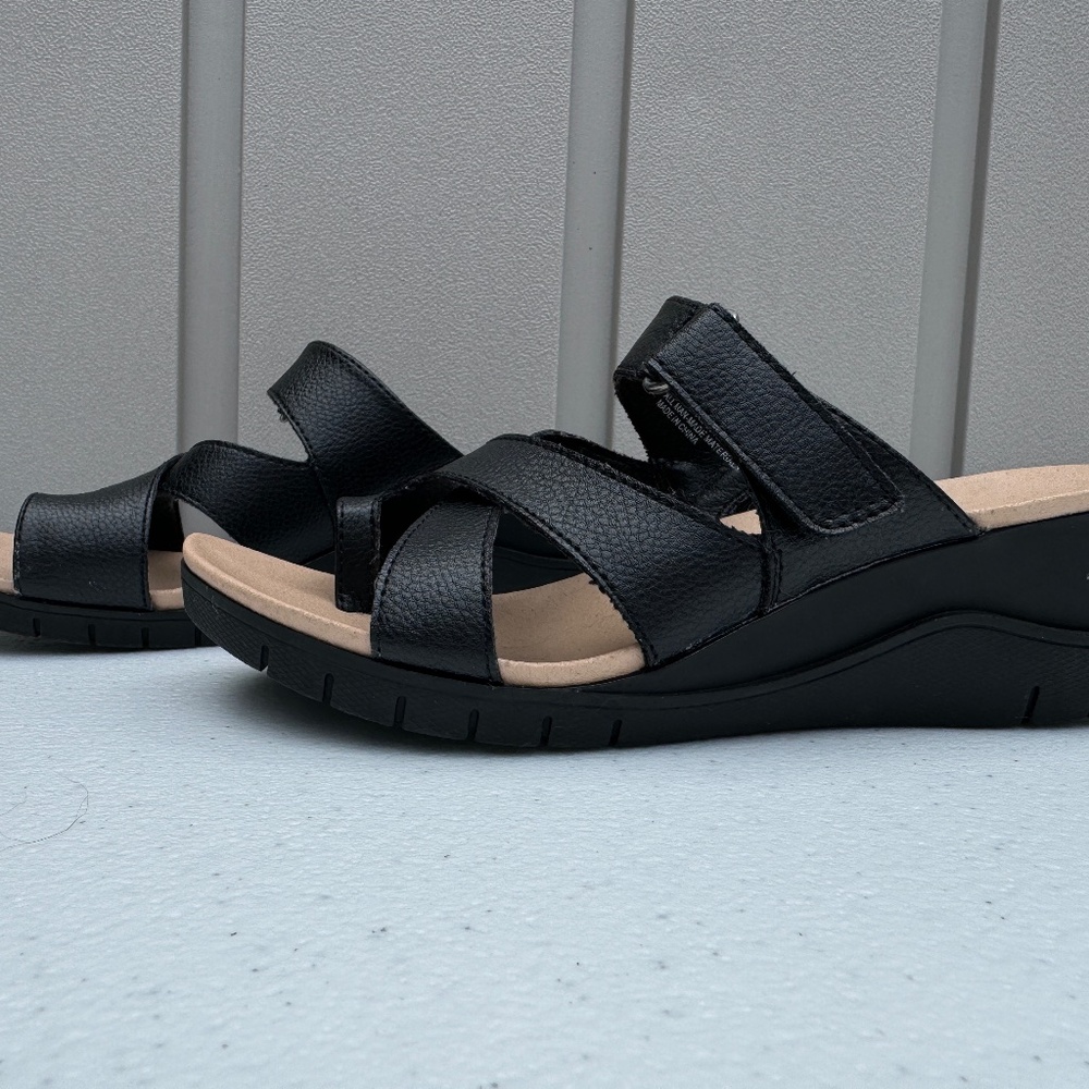 Baretraps Women’s Wedge Sandals Size 6M